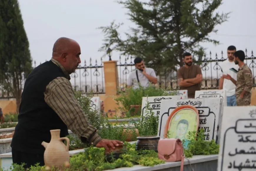 La gente del noreste de Siria visita los santuarios de los mártires en Eid al-Adha