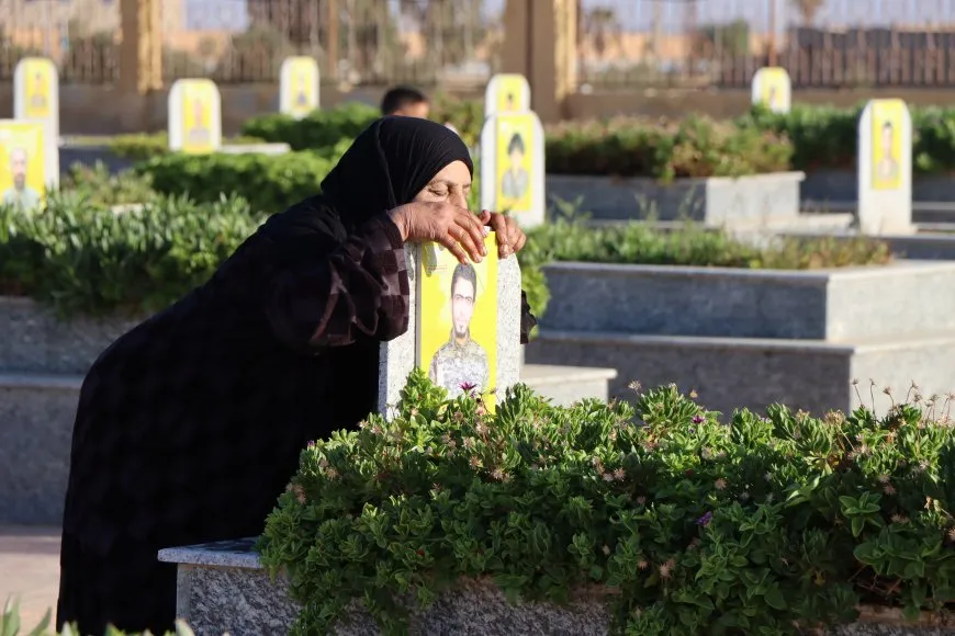 La gente del noreste de Siria visita los santuarios de los mártires en Eid al-Adha