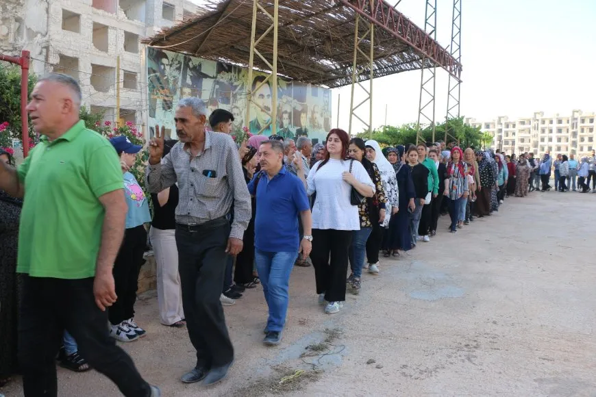 La gente del noreste de Siria visita los santuarios de los mártires en Eid al-Adha