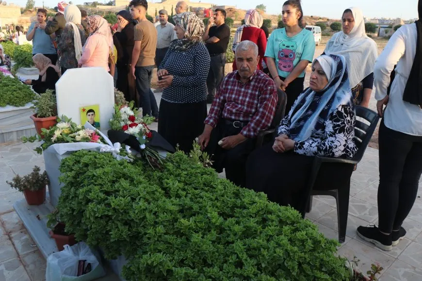 La gente del noreste de Siria visita los santuarios de los mártires en Eid al-Adha