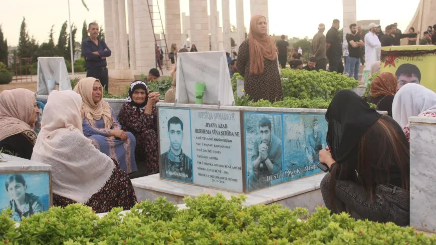 La gente del noreste de Siria visita los santuarios de los mártires en Eid al-Adha