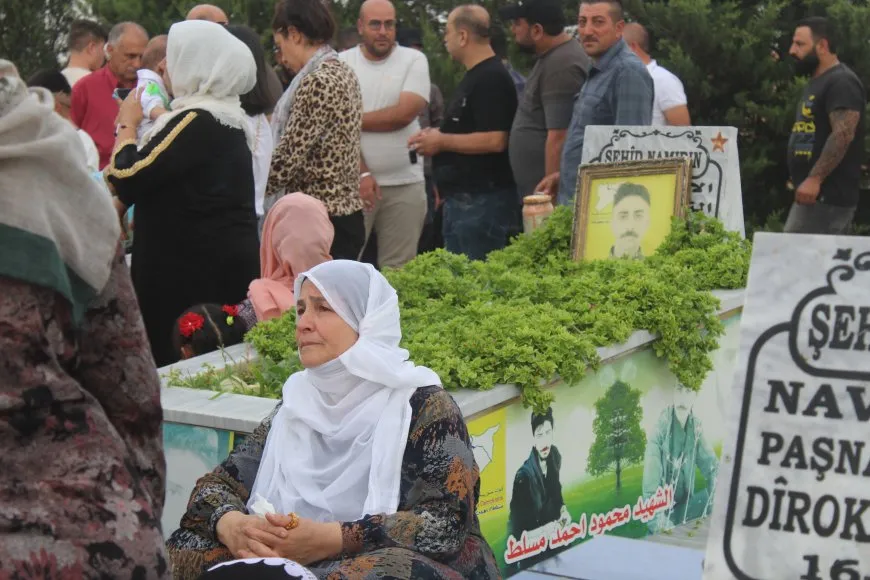La gente del noreste de Siria visita los santuarios de los mártires en Eid al-Adha