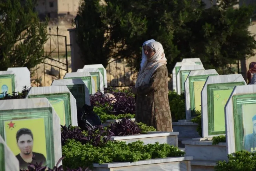 La gente del noreste de Siria visita los santuarios de los mártires en Eid al-Adha