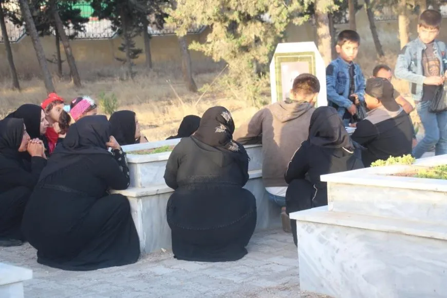 La gente del noreste de Siria visita los santuarios de los mártires en Eid al-Adha