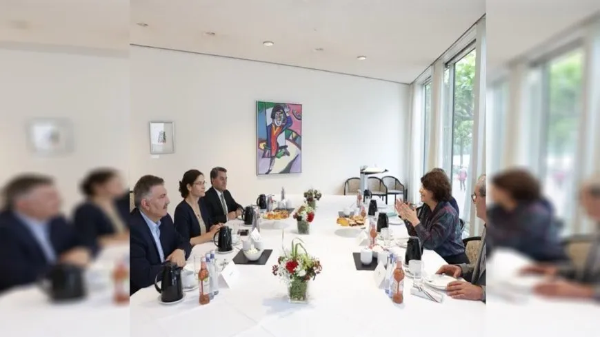 La delegación del noreste de Siria discute los asaltos turcos con los parlamentarios alemanes