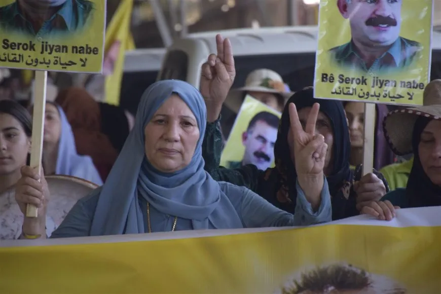 Cientos de personas se manifiestan en Derik por la libertad física del líder Abdullah Ocalan