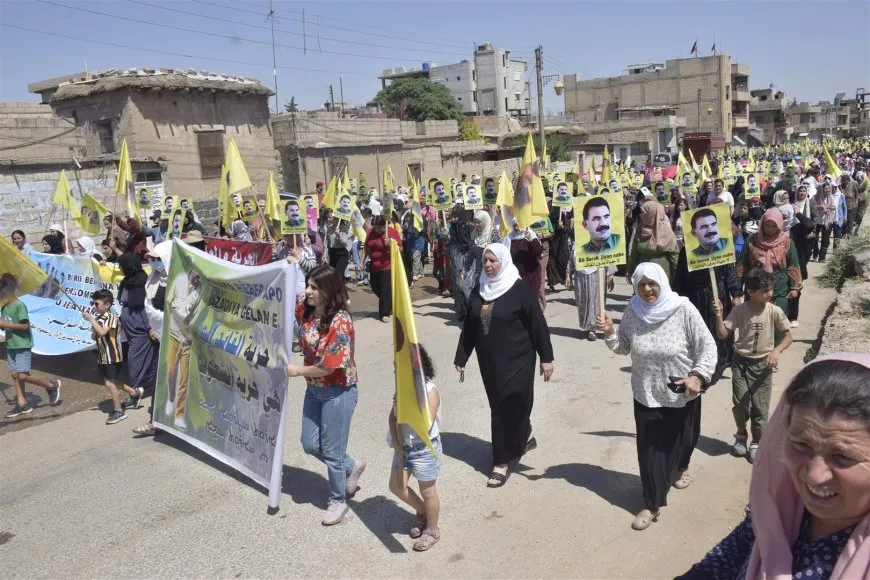 Cientos de personas se manifiestan en Derik por la libertad física del líder Abdullah Ocalan