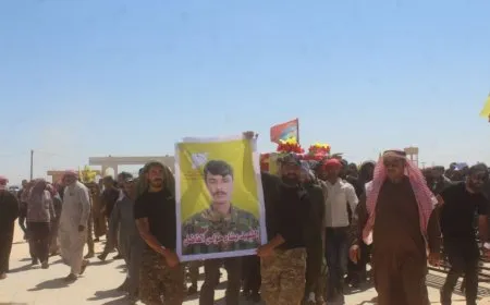 Los residentes entierran al mártir de las SDF Beşar El Fadil