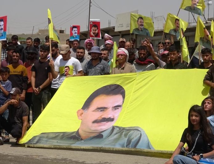 Manifestación en el cantón del Éufrates por la libertad física del líder