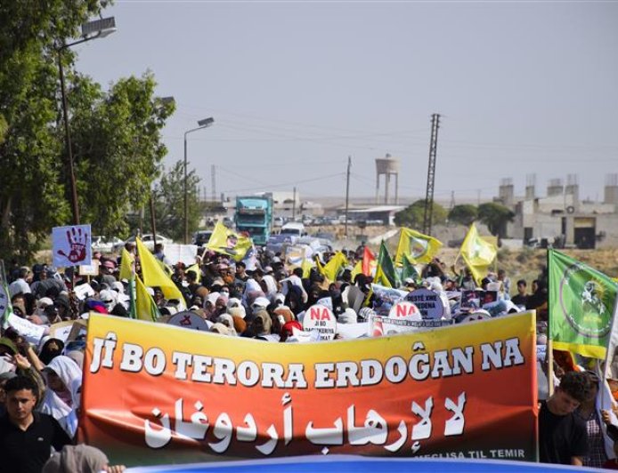 Marcha masiva en apoyo a la guerrilla contra el ejército de ocupación turco