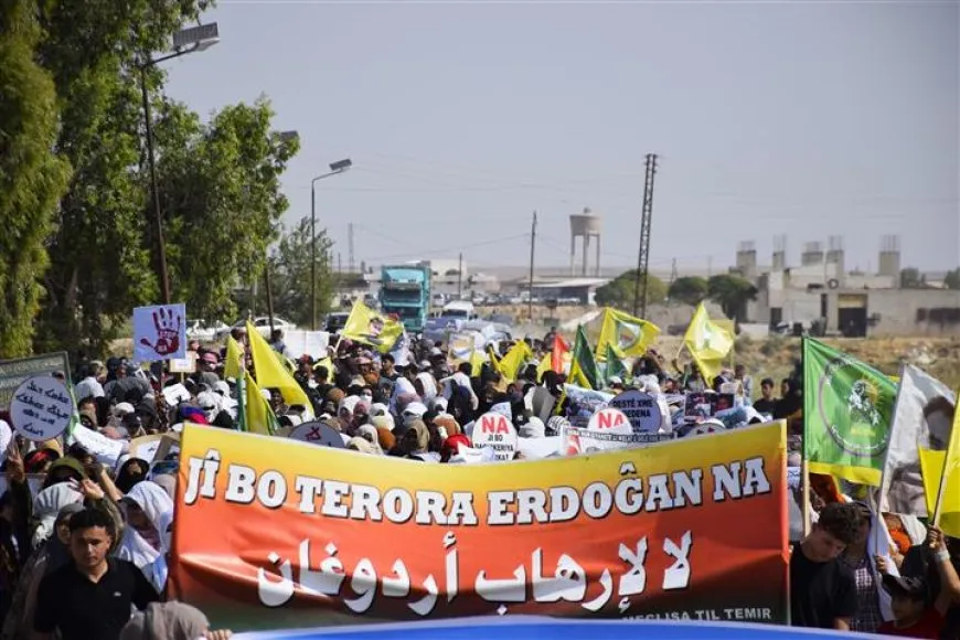 Marcha masiva en apoyo a la guerrilla contra el ejército de ocupación turco