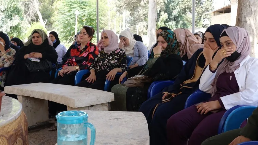 Las mujeres del cantón de Tabqa discuten la importancia de la autodefensa