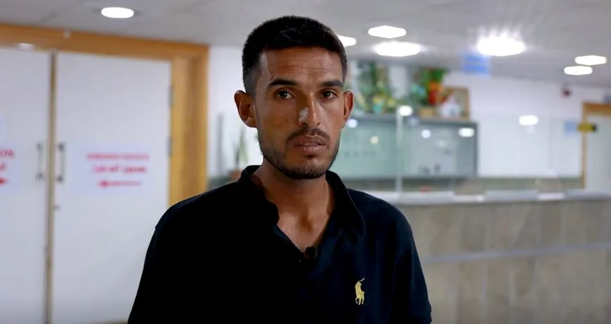 Los notables de Al-Aqeidat visitan a los heridos de Deir-ez-Zor en el hospital militar de las SDF