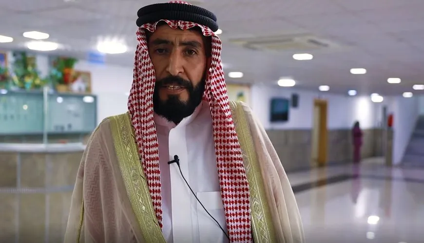 Los notables de Al-Aqeidat visitan a los heridos de Deir-ez-Zor en el hospital militar de las SDF