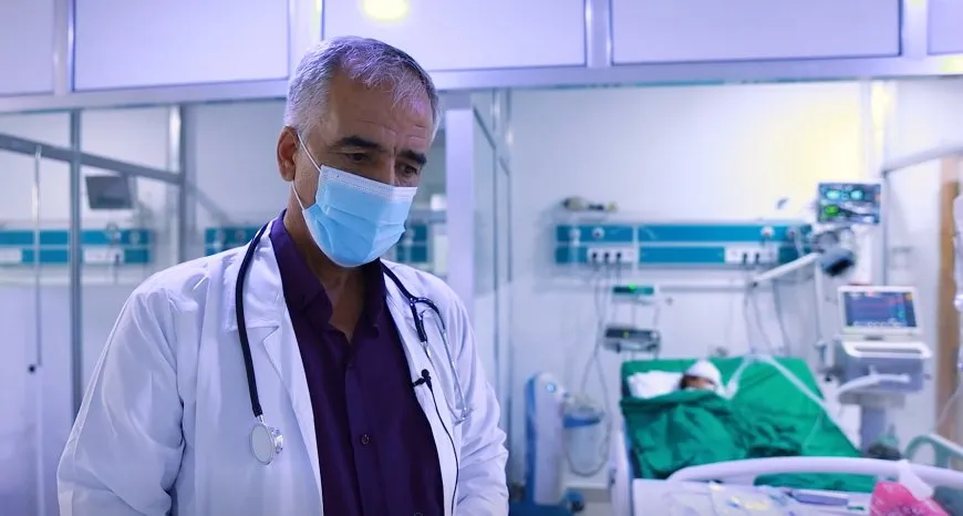 Los notables de Al-Aqeidat visitan a los heridos de Deir-ez-Zor en el hospital militar de las SDF