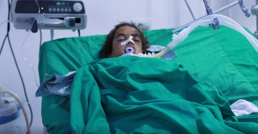 Los notables de Al-Aqeidat visitan a los heridos de Deir-ez-Zor en el hospital militar de las SDF