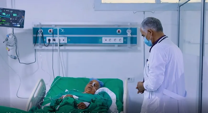 Los notables de Al-Aqeidat visitan a los heridos de Deir-ez-Zor en el hospital militar de las SDF
