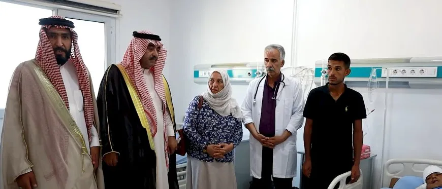 Los notables de Al-Aqeidat visitan a los heridos de Deir-ez-Zor en el hospital militar de las SDF