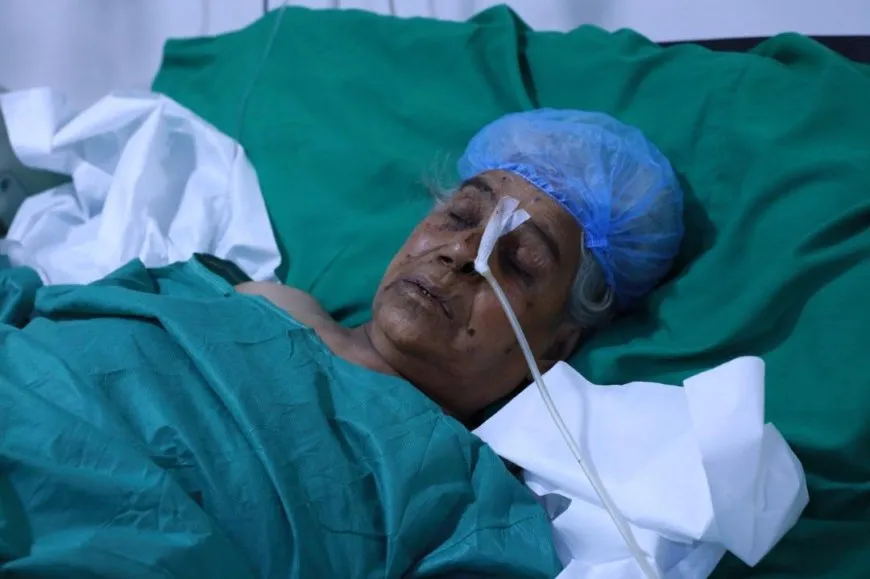 Los notables de Al-Aqeidat visitan a los heridos de Deir-ez-Zor en el hospital militar de las SDF