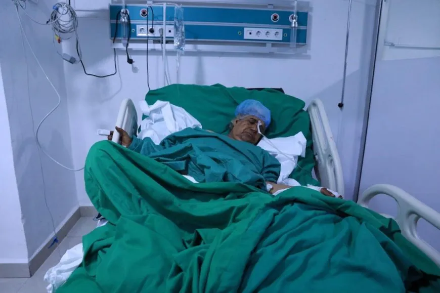 Los notables de Al-Aqeidat visitan a los heridos de Deir-ez-Zor en el hospital militar de las SDF
