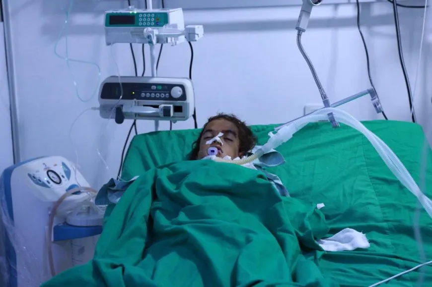 Los notables de Al-Aqeidat visitan a los heridos de Deir-ez-Zor en el hospital militar de las SDF
