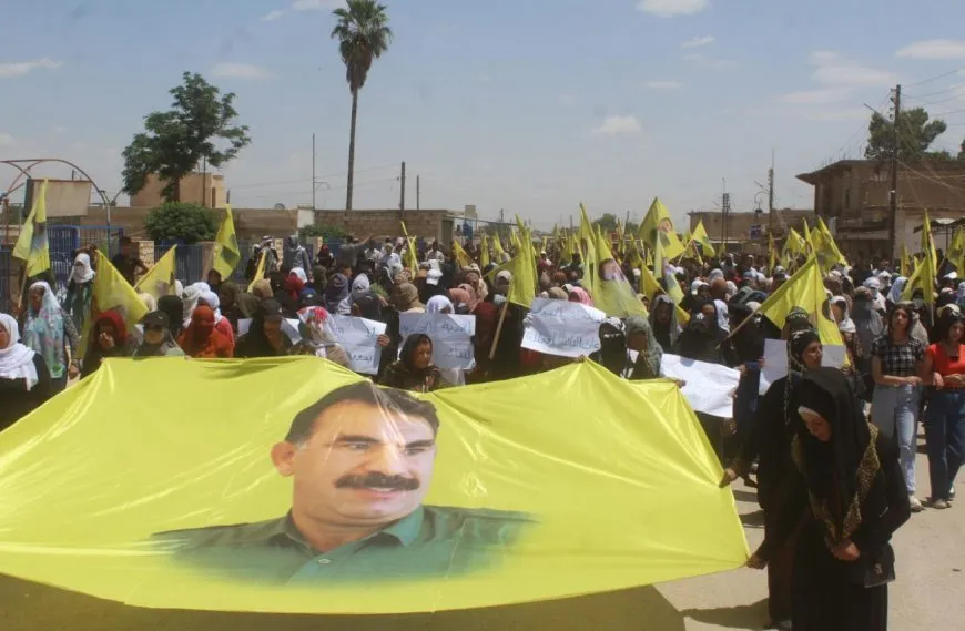 La gente de Tirbespiye critica el aislamiento del líder Ocalan
