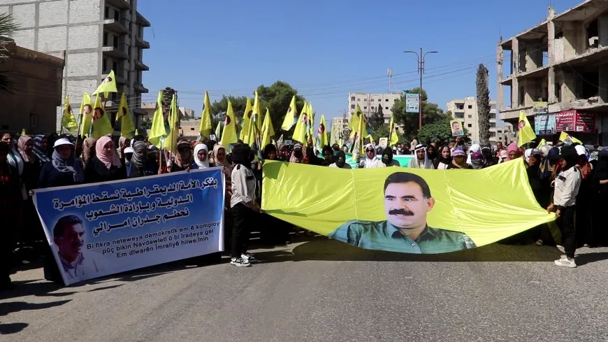 El pueblo de Raqqa condena el régimen de tortura y exterminio contra el comandante Abdullah Ocalan en la prisión de Imrali