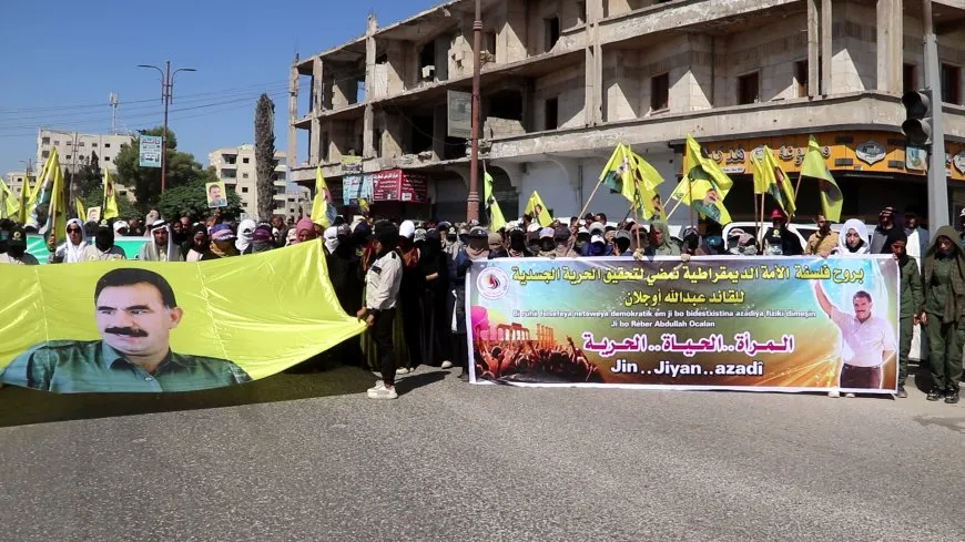 El pueblo de Raqqa condena el régimen de tortura y exterminio contra el comandante Abdullah Ocalan en la prisión de Imrali