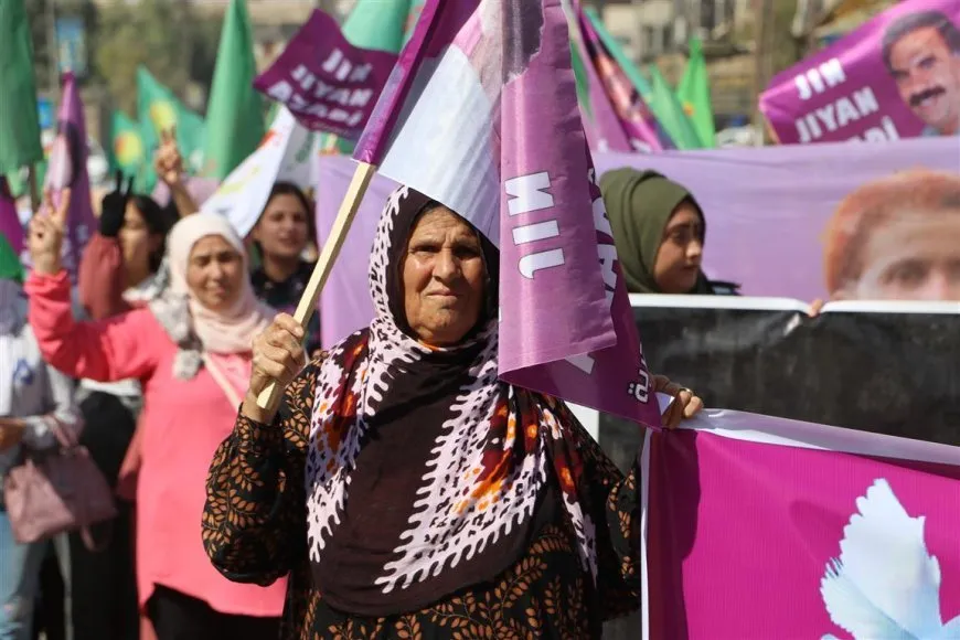 Cientos de mujeres honran la memoria de Jîna Emînî
