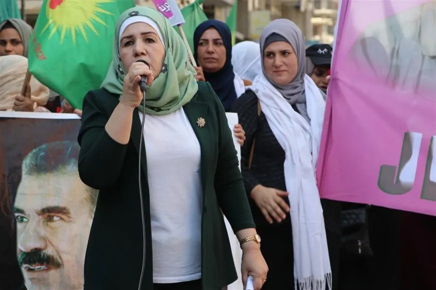 Cientos de mujeres honran la memoria de Jîna Emînî