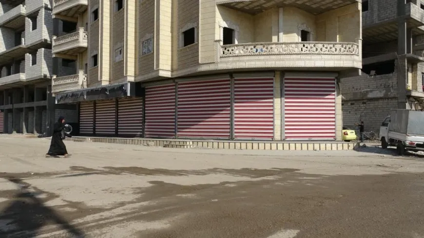 La gente de Raqqa cierra los mercados antes del inicio de la marcha contra la conspiración internacional