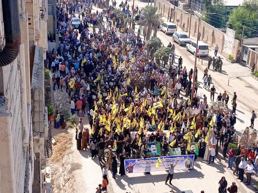 La marcha masiva comienza en Raqqa condenando la conspiración internacional