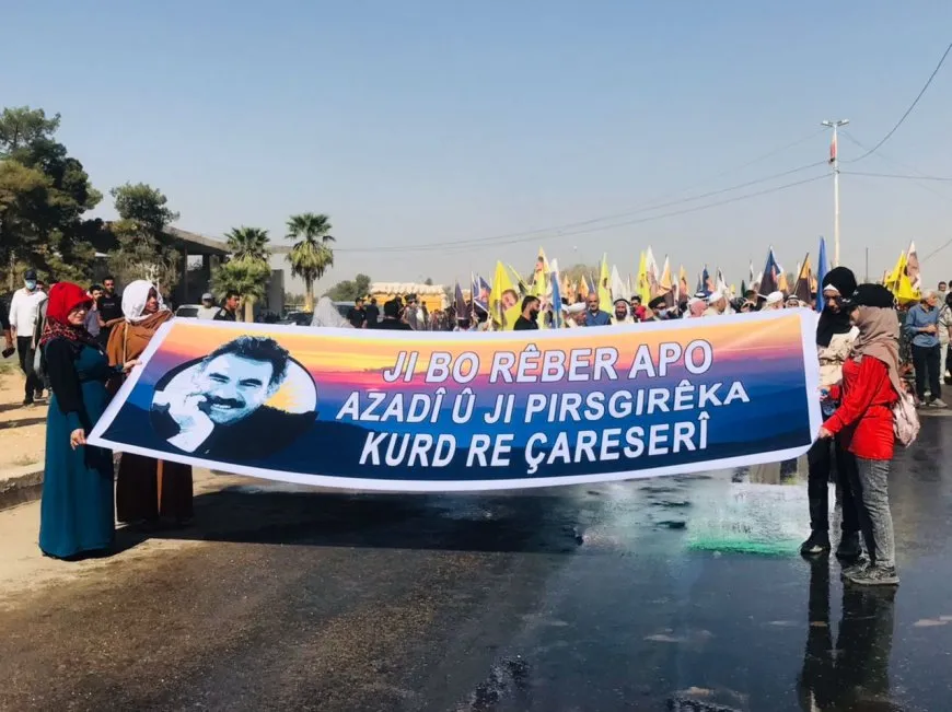 En el 26 aniversario de la conspiración; una marcha masiva en la ciudad de Al-Hasakah