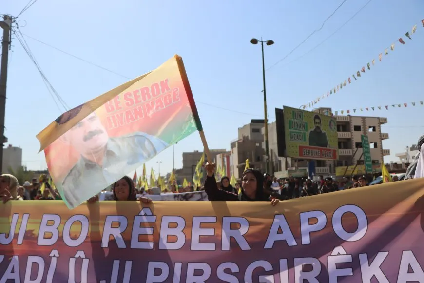 Empieza la marcha masiva en Qamishlo para denunciar la conspiración internacional