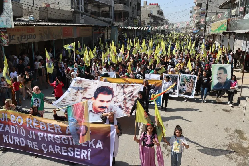 Empieza la marcha masiva en Qamishlo para denunciar la conspiración internacional