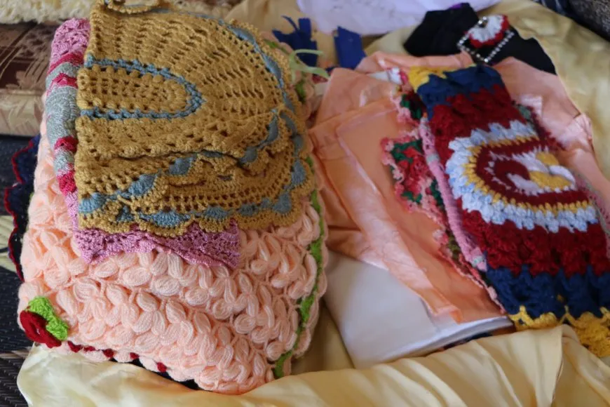 Una refugiada de Afrin lleva 45 años fabricando artesanías