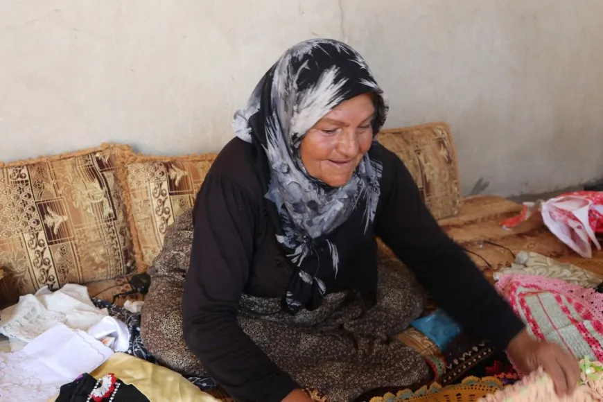 Una refugiada de Afrin lleva 45 años fabricando artesanías