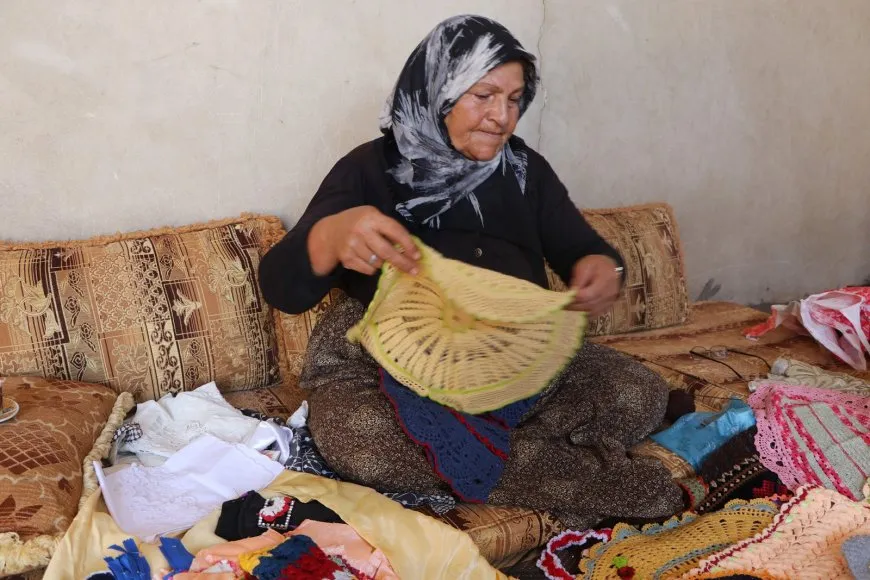 Una refugiada de Afrin lleva 45 años fabricando artesanías