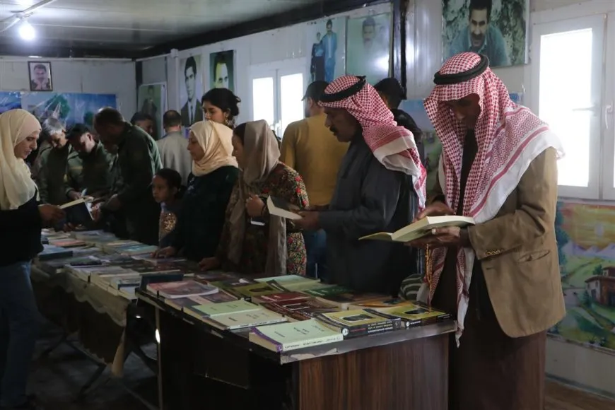 Comienza en Hasaka la exposición de fotografías y libros del líder Abdullah Ocalan
