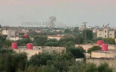 Un gran incendio en una base militar del gobierno de Damasco en Siwêda: las casas de los residentes resultan dañadas
