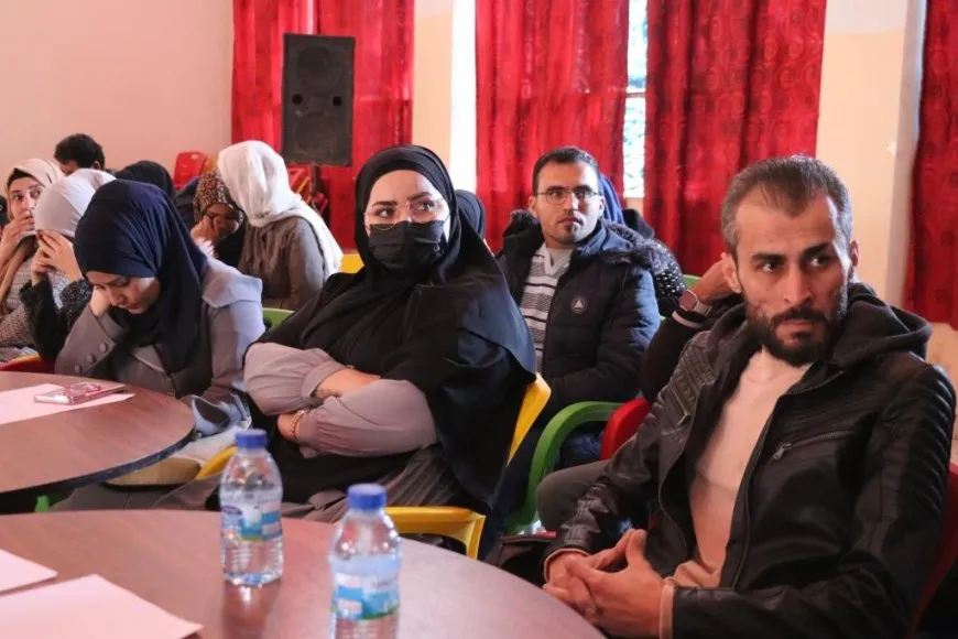 Las mujeres celebran un debate sobre protección de los niños en Manbij