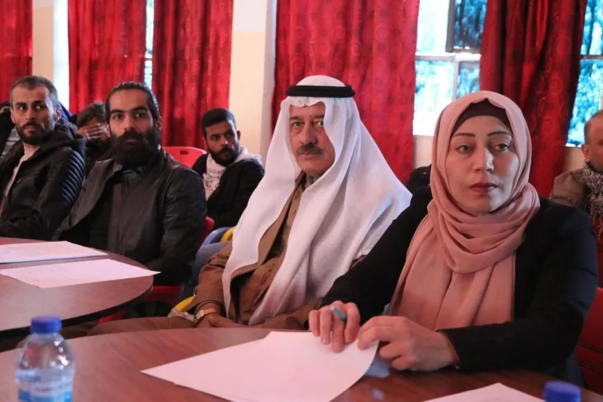 Las mujeres celebran un debate sobre protección de los niños en Manbij