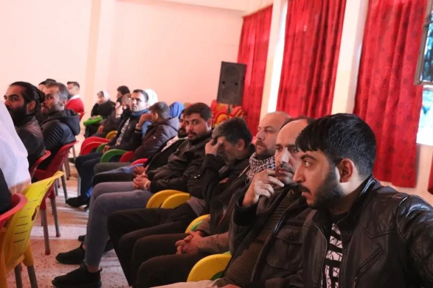Las mujeres celebran un debate sobre protección de los niños en Manbij