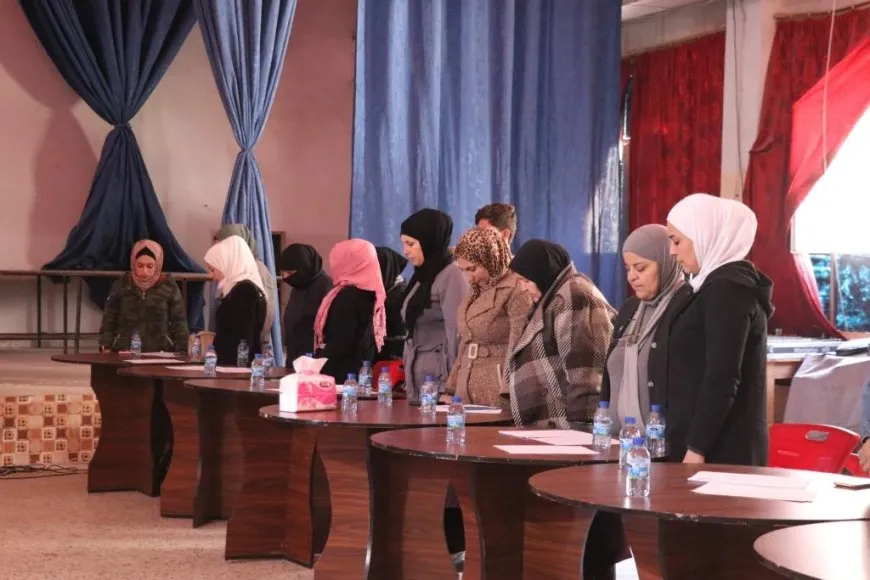 Las mujeres celebran un debate sobre protección de los niños en Manbij