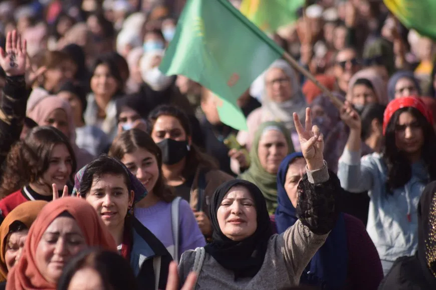 Miles de personas se manifiestan en apoyo a Werîşe Mûradî