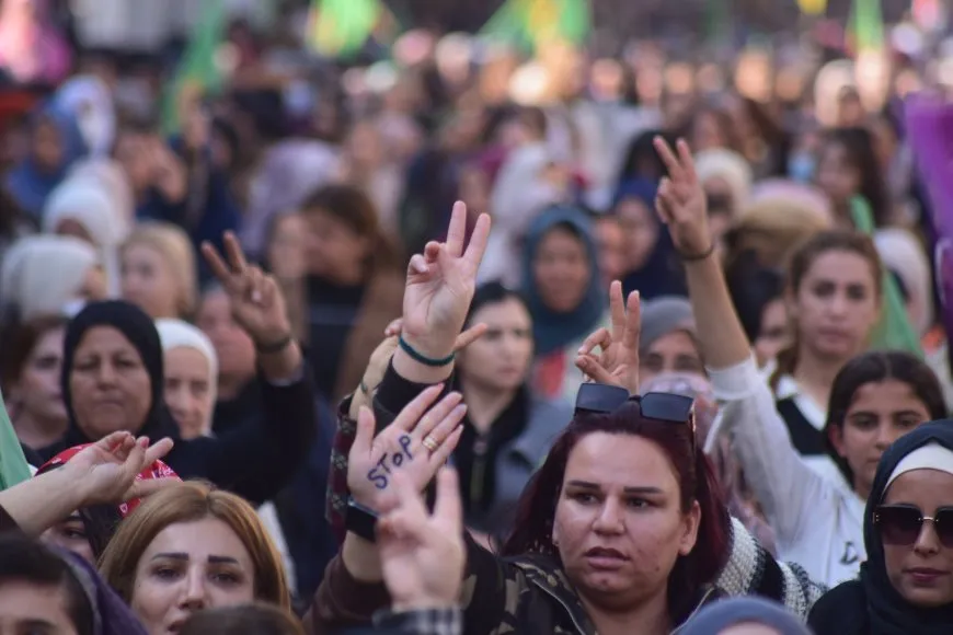 Miles de personas se manifiestan en apoyo a Werîşe Mûradî