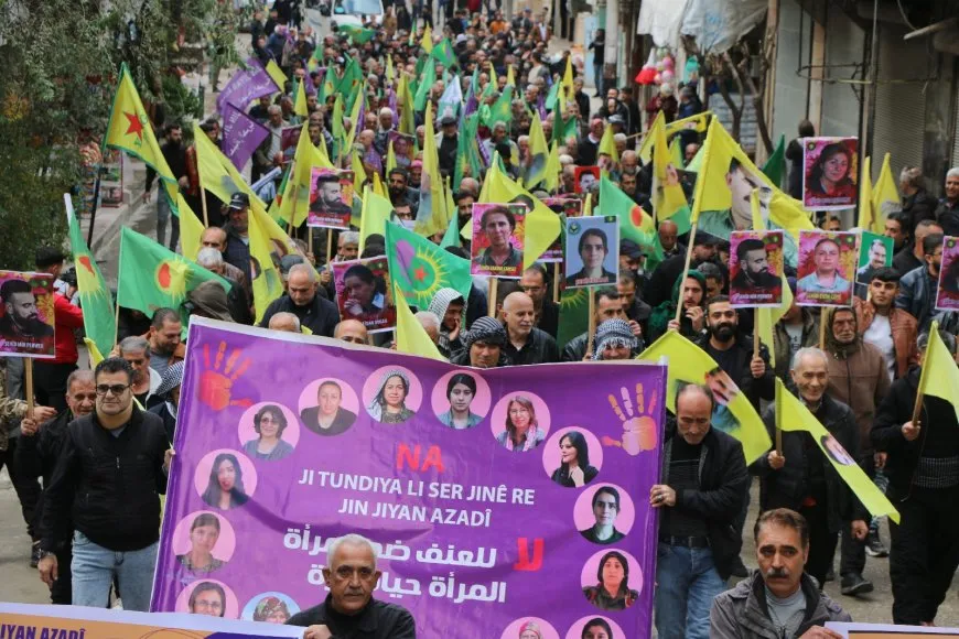 Los hombres marchan contra la violencia contra las mujeres en Alepo