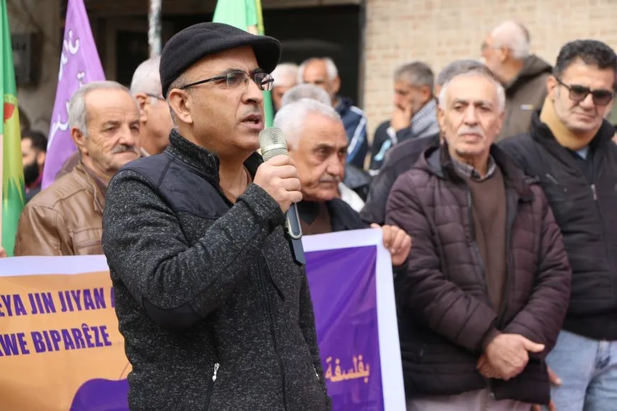 Los hombres marchan contra la violencia contra las mujeres en Alepo
