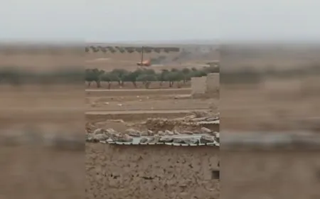 Un vehículo militar de los mercenarios turcos destruido en el sur de Manbij