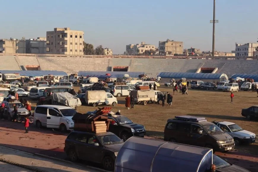 Los desplazados internos de Alepo y Shahba llegan a refugios en Raqqa